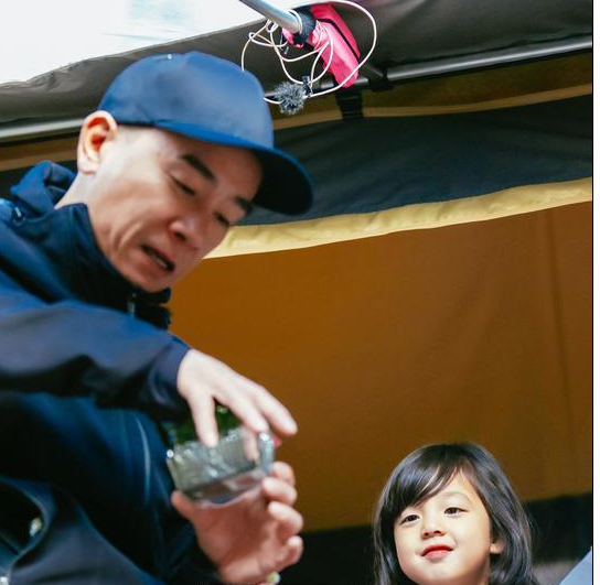 陈小春让小泡芙叫爸爸 哄娃使出浑身解数