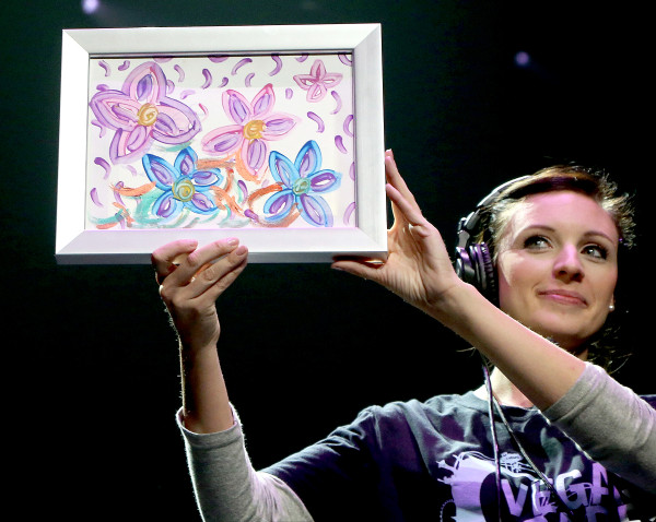 布兰妮水彩画拍出一万美元 用于帮助枪击案中受害家庭