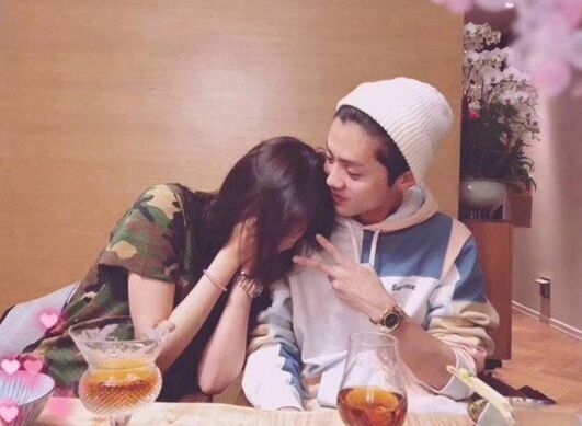 邓超晒照为儿子庆生 背景图却亮了!