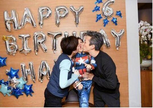 邓超晒照为儿子庆生 背景图却亮了!