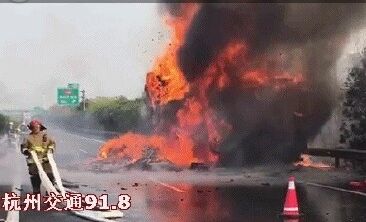 快递货车高速起火 4500件快递“葬身火海”