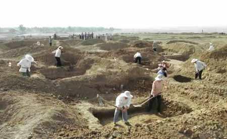 河南周口发掘百座汉墓群 出土大量陶器与汉代“五铢”钱