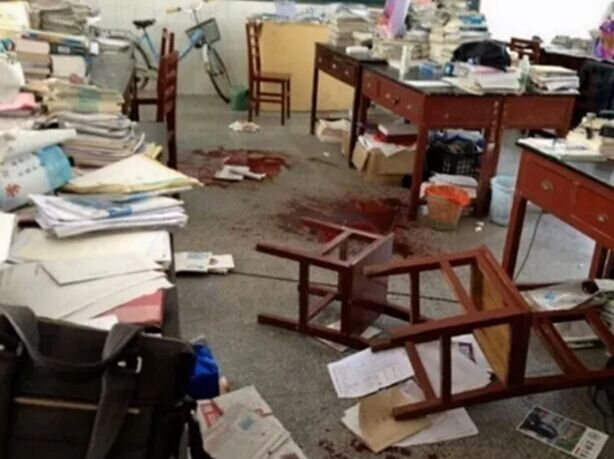 湖南少年杀师案 用弹簧跳刀刺穿其颈部致死