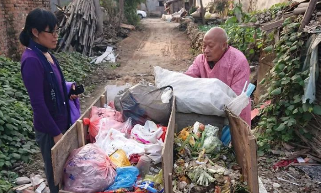 女硕士从海外回农村捡垃圾 对当地垃圾分类亲