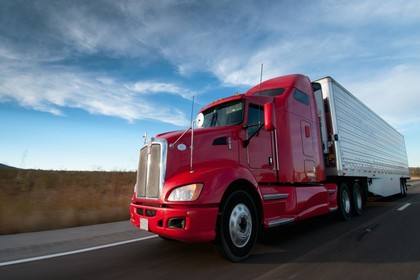 特斯拉首款纯电动重型卡车拿下多家订单 市场反应积极
