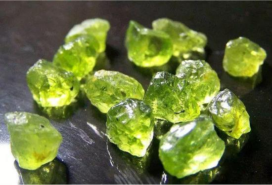 葡萄石、石榴石、芬达石……一听就饿的小众宝石馋到你了没?