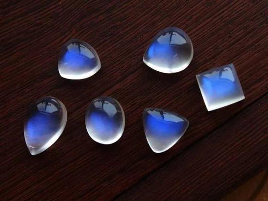 葡萄石、石榴石、芬达石……一听就饿的小众宝石馋到你了没?