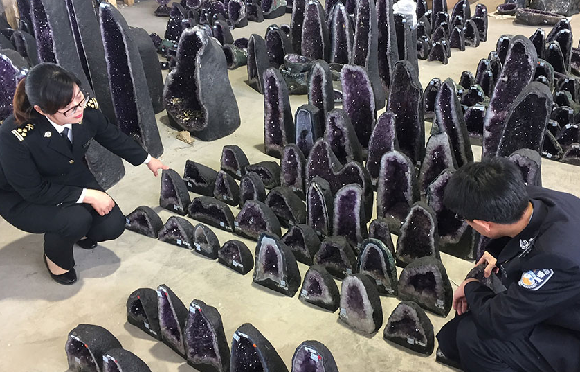 南京海关连续破获26起水晶走私案 涉案案值高达2.67亿元