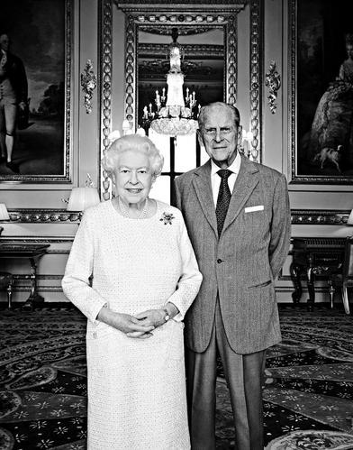 英国女王70周年白金婚 白金汉宫发布纪念照片和邮票