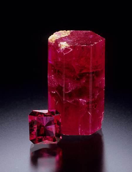 红色绿柱石久养深闺无人知 身价却和祖母绿不相上下