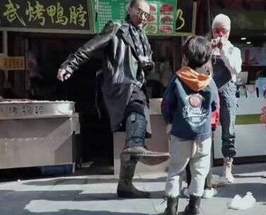 谢贤节目怒踹小孩 卷头发小男孩一秒变怂
