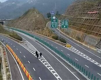 老人结伴高速遛弯 称只是想去看看服务区