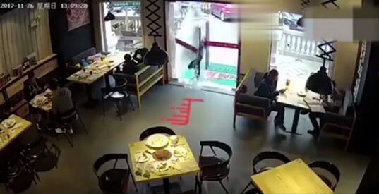 外卖哥撞碎玻璃门 手拿门把当场懵逼