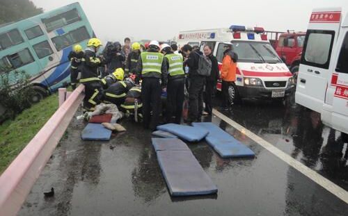 杭州发生翻车事故 12名乘员死伤惨重