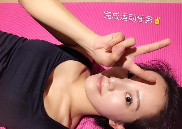 阔太李念深夜晒健身美照 躺在瑜伽垫上对着镜头比v卖萌