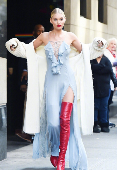 超模Elsa Hosk街拍造型示范 蓝色透视裙配毛衣霸气十足