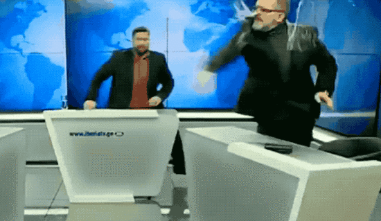 格鲁吉亚电视台嘉宾争执互扔水杯 节目组紧急掐信号