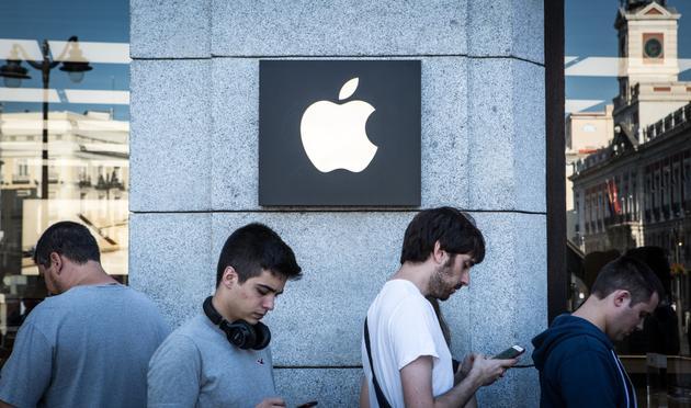 示威者占据苹果专卖店 要求苹果遵守欧盟裁决