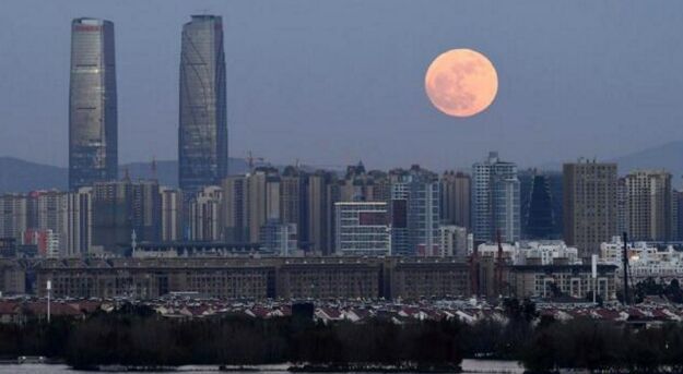 超级月亮现身夜空 此时月亮与地球距离更近