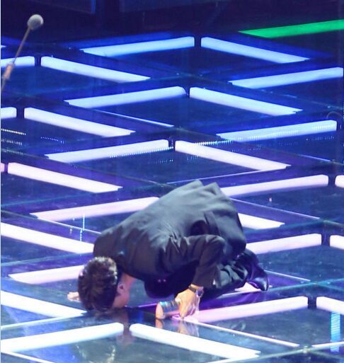 张艺兴亲吻舞台 向自己最热爱的东西致敬!