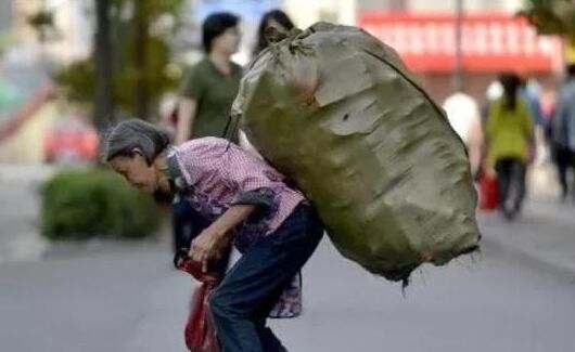捡垃圾养四条命 高过头顶的垃圾袋压弯了腰