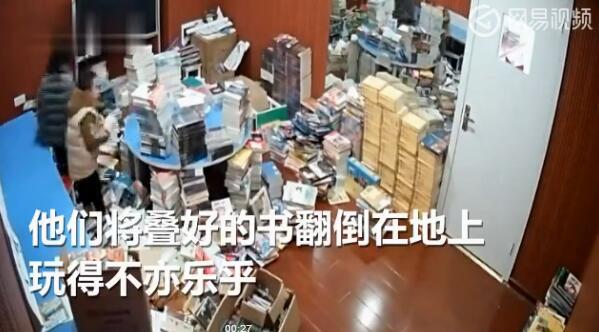 两熊孩子大闹书店 店员无奈心塞 网友：父母该反思