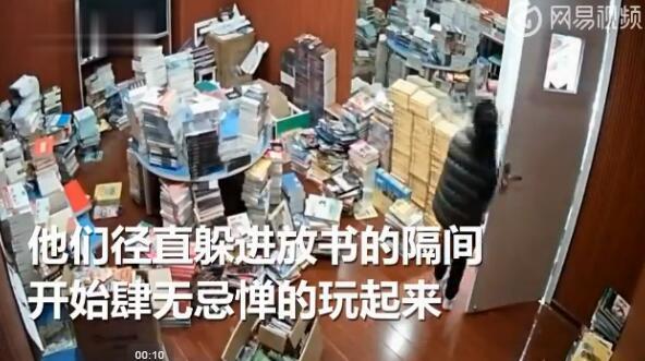 两熊孩子大闹书店 店员无奈心塞 网友：父母该反思