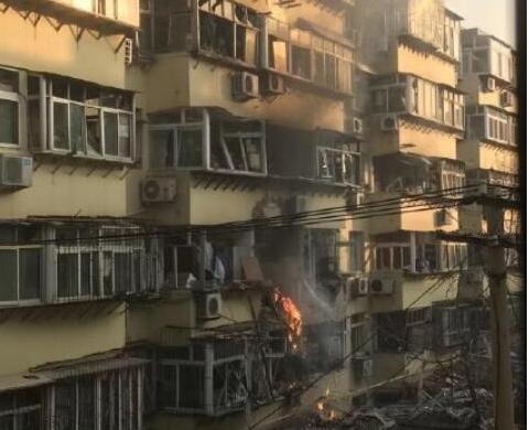 济南小区爆炸 多居民楼玻璃被震碎