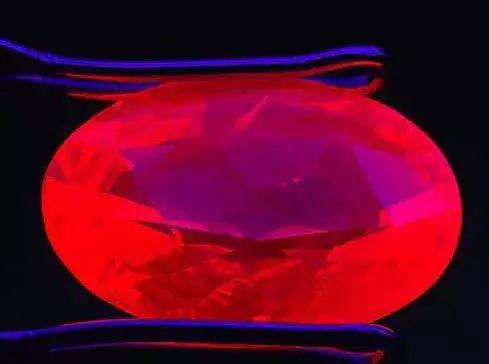 涨姿势时间到! 宝石定性分析鉴别好帮手:宝石荧光