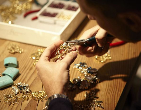 人造宝石变身派对之星 轻松get西班牙王后莱蒂西亚同款珠宝