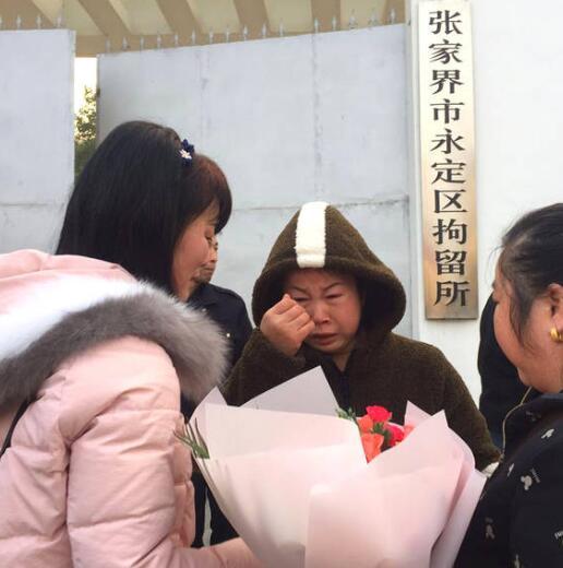 女子骂人汉奸遭拘 业主们却称她为“英雄”