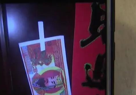 欺人太甚!住户遭冥币贴门 可能与物业费有关