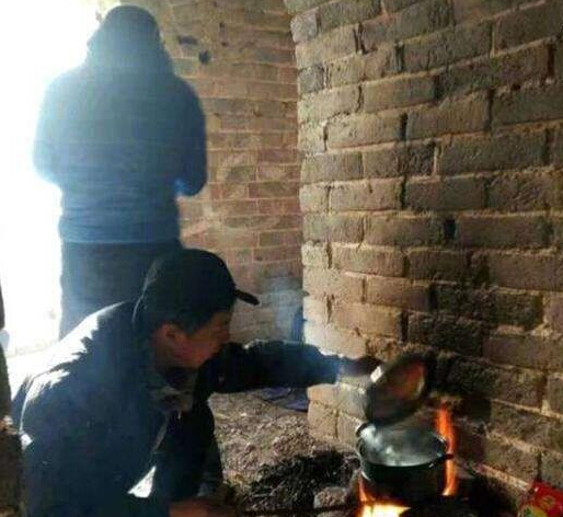 驴友长城做饭熏黑墙体 不仅逃票还破坏文物-