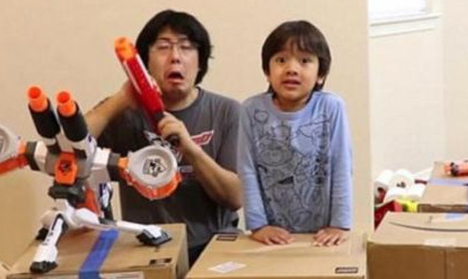 男孩直播玩玩具成网红 年收入达7千万