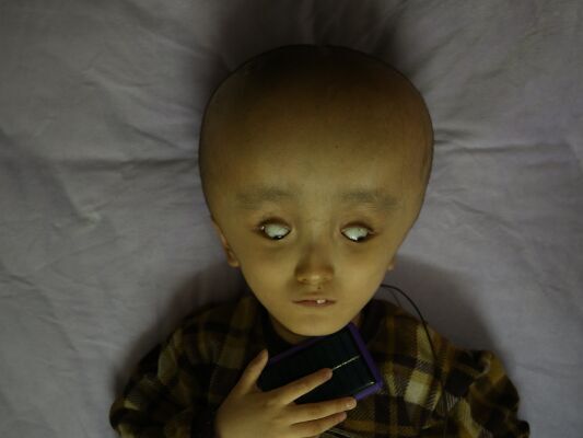 老人收养外星人 卖掉房子给他治病