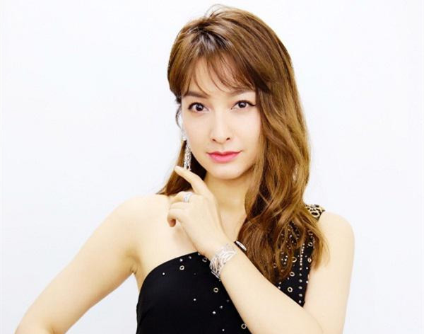 吴昕佩戴戴比尔斯高级珠宝性感亮相搜狗in盛典