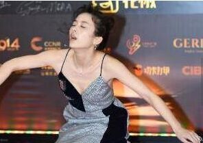 赵韩樱子晕倒 零下6度只穿一件吊带裙!