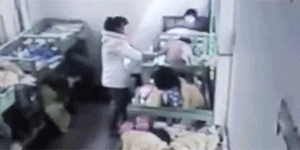 幼童幼儿园上铺蹦跳 女子一把拉下幼童致头着地