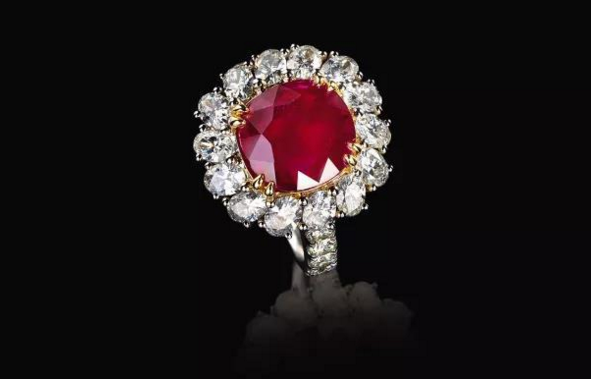 5克拉天然无烧“鸽血红”宝石钻戒惊艳亮相北京银座拍卖会