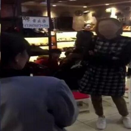 鞋被弄脏辱骂保洁 这事儿你怎么看?