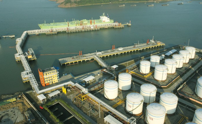 首个亿吨石油码头在青岛港建成