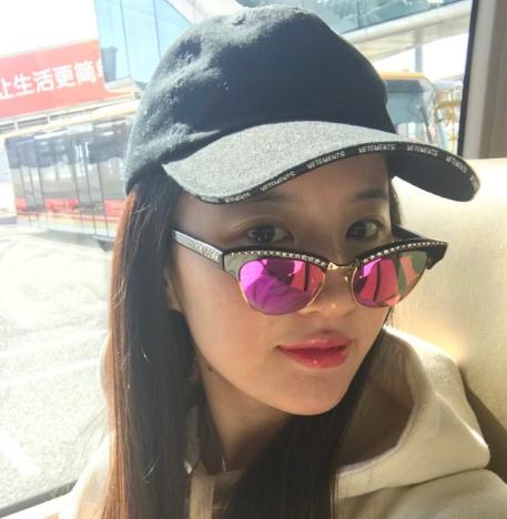 刘亦菲敷面膜赶飞机 假装自己很有精神