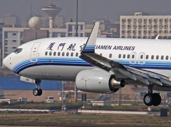 厦航三人新加坡打架被扣 无法飞回国内
