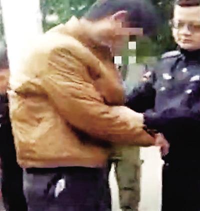 男子将盗贼捆路边 追回被盗手机