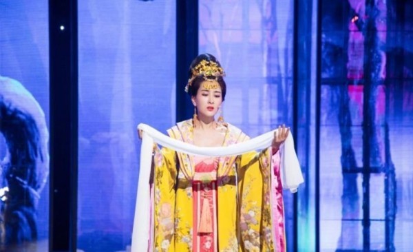 马苏扮杨贵妃令人惊艳 妆容精致气场十足