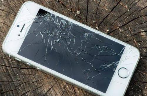 iPhone“降速门”闹得沸沸扬扬 用户拿什么来自救？