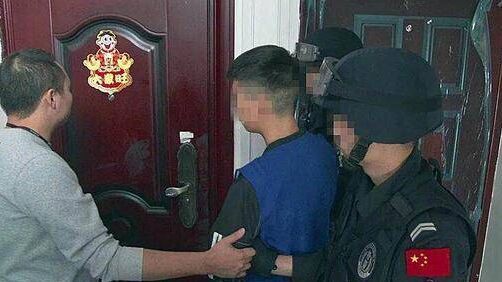 少年为玩网游 带头套持刀抢劫邻居