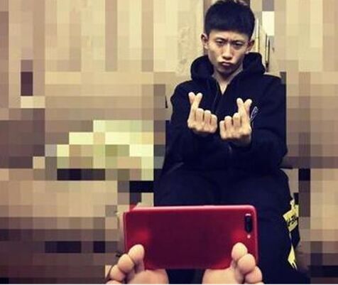 张一山用脚自拍 这拍照姿势要火!