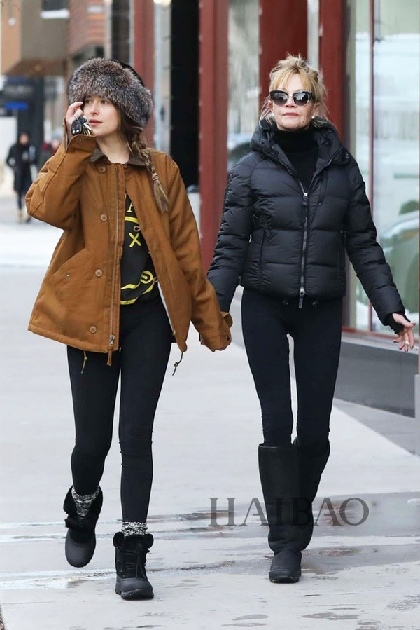 2017年12月27日,科塔·约翰逊 (Dakota Johnson) 和母亲在美国科罗拉多州外出