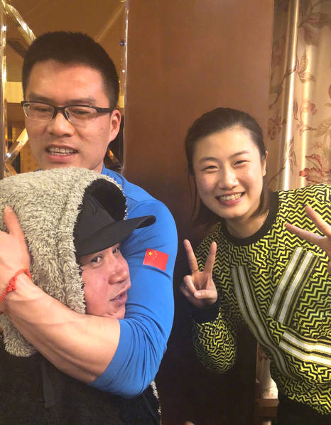 潘粤明丁宁聚会 被体能教练锁喉十分逗趣